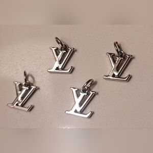 "LV" Louis Vuitton Silver Charms/Zipper Pulls/
